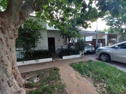 Casa Frente A Una Hermosa Plaza En Venta, General Las Heras