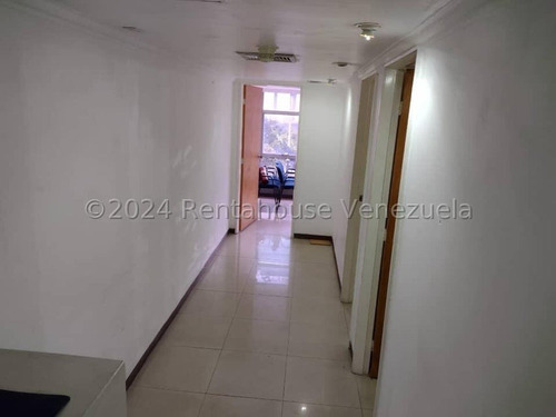 Vendo Estupenda Oficina Remodelada De 46.8 Mts2 Chacaito !!! Consta De 4 Ambientes , Recepción, 2 Oficinas Cerradas Y Otro Ambiente Para Reuniones Y Trabajo...excelente Inversión...!!