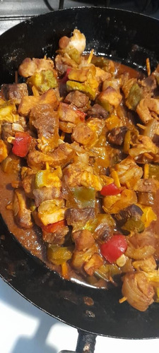Servicio De Pizzas A La Parrilla / Cocina / Parrilla / Mozos