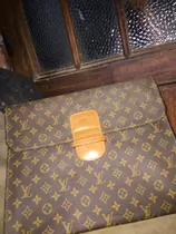 Una cartera roja y marrón dice LOUIS VUITTON con iniciales 'LV', Medidas:  40cm de largo x 22 cm de a