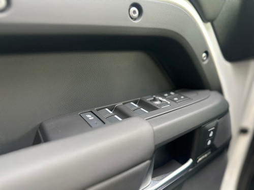 Land Rover Defender 110 Dynamic SE