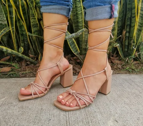 Tacones con tiras sales