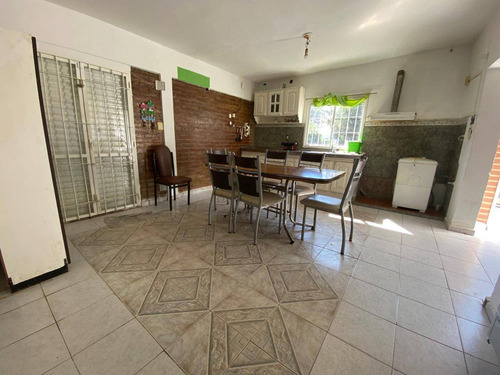 Excelente Casa C/ Cochera Para 2 Vehículos Y Hermoso Jardín.