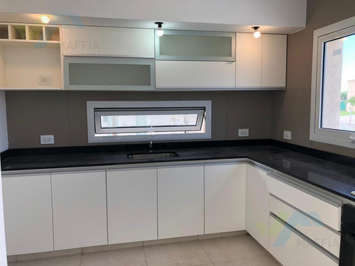 Casa Con Pileta De Construccion Tradicional - San Ramon Pilar Del Este