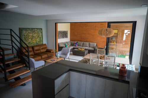 Casa (via Cerritos) Excelente Ubicacion