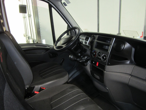Imagem 4 de 7 de Iveco City 30s13 Ano 2019 C/ Madeira Novissima Baixo Km