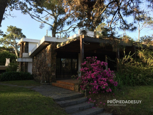 Casa En Venta De Cuatro Dormitorios Con Parrillero Y Garaje- Ref: 795