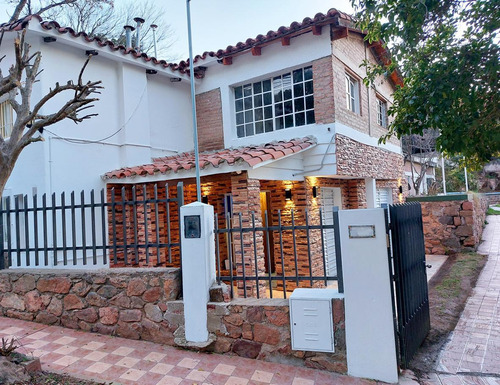 Casa En Venta - 7 Dormitorios 3 Baños - 650mts2 - Villa Carlos Paz, Córdoba