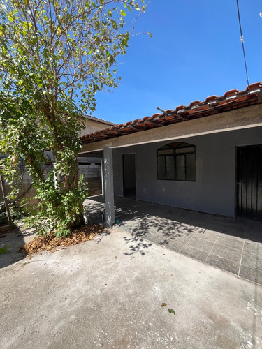 Casa Com 3 Quartos, Cozinha, Sala, 2 Banheiros, Varanda.