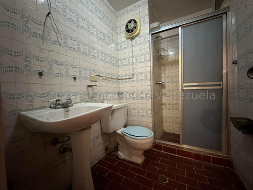 Amplio Apartamento En La Urb. La Esperanza (rgpr) Mls #25-3749