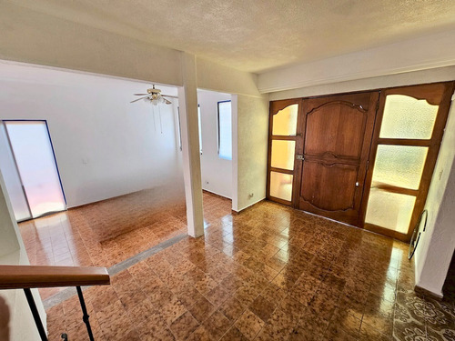 Casa Con Inigualable Ubicación Al Norte De La Ciudad, En Col. La Pradera, Cuernavaca Morelos.