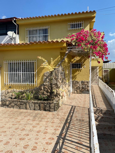 Marbella Mendoza Vende Casa/quinta De Dos Plantas. Ubicada En Urbanización Carialinda. (zona De Clima Montañoso Y Agua De Manantial) 