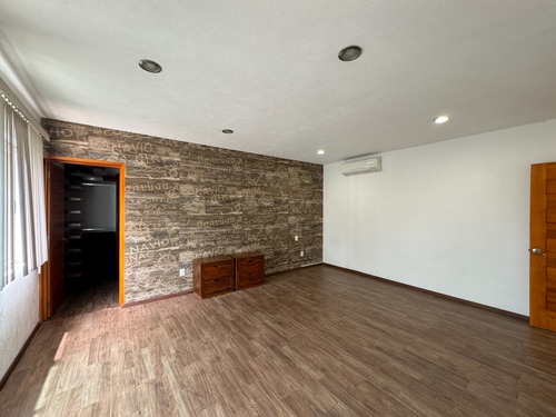 Residencia En Venta Con Alberca En Zapopan