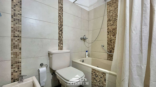 Casa De 2 Dormitorios, 2 Baños Y Garaje En Parque Batlle
