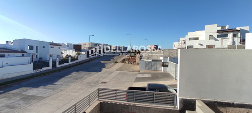 Casa En Condominio Privado, Ubicación Privilegiada