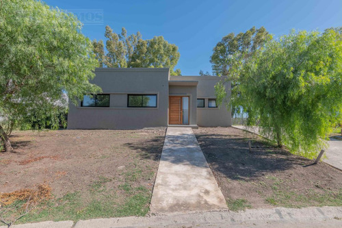 A Estrenar, Casa En Dos Plantas. Llave En Mano! Barrio Privado Santa Elena, Pilar Del Este