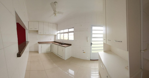 Casa Com Fachada Reformada Em Localização Estratégica Para Comércio/moradia