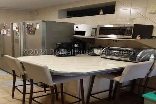 En Venta Casa Varios Niveles Ubicada En Buena Zona Del Hatillo 24-28093