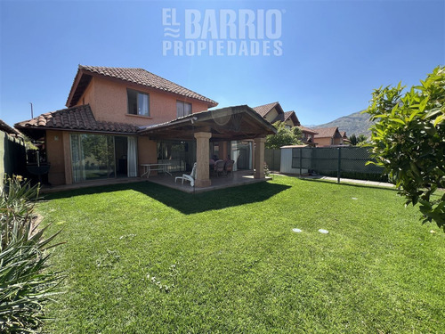 Casa En Venta De 5 Dorm. En Colina
