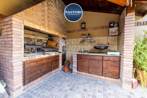 Venta De Casa De 6 Amb, Gge P/2 Autos Y Patio Quincho Pil