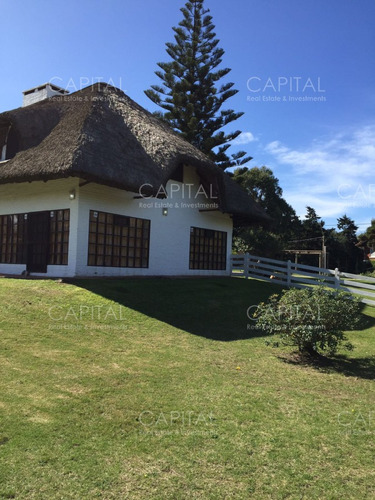 Casa En Venta En Playa Mansa Pinares Seis Dormitorios, Piscina Y Barbacoa En Pinares