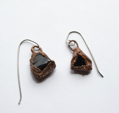 Imagen 3 de 4 de Aros De Obsidiana Negra, Cobre Y Acero Quirurgico, Joyeria