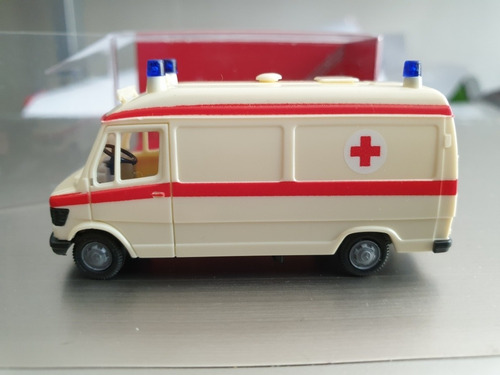 Imagen 4 de 6 de Ambulancia En Miniatura, Mercedes Benz Herpa Escala H0 207 D