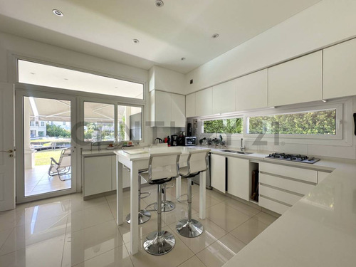 Impecable Casa En Alquiler Amoblado En Cabos Del Lago.