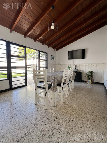 Venta De Casa 4 Ambientes Con Cochera Y Jardin En Wilde
