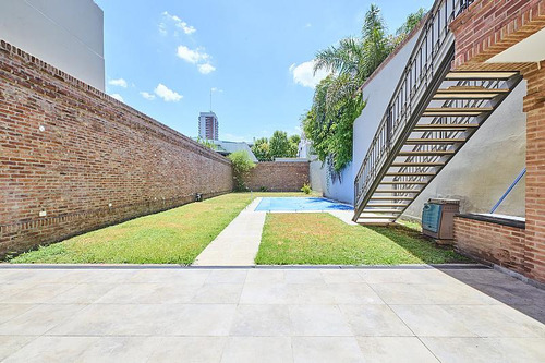 Impecable. Casa De Tres Plantas Con Ascensor Interno. Villa Urquiza. Pileta. Jardín.