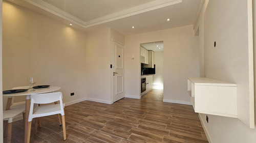 Venta - Departamento Dos Ambientes Reciclado A La Calle Con Balcón Terraza - Santa Fe 2061