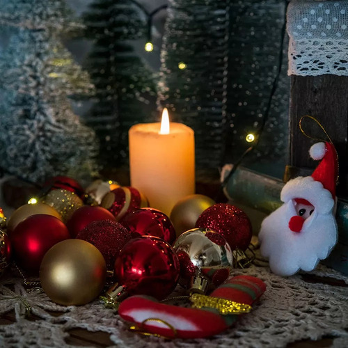 Un Paquete Con Adornos Navideños De Oro Rojo