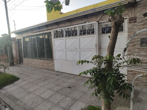 Excelente Casa, Sobre Calle Ferré(céntrica)
