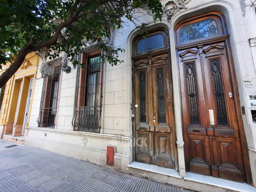 Ph S/exp Al Frente En Catamarca Y Av. Independencia - 114 M2 Gran Patio Todo Sol