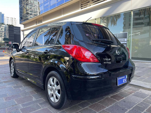 Imagen 2 de 13 de Nissan Tiida 2011 1.8 Tekna 5 P
