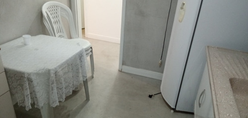 Apartamento De 1 Dormitório. Prédio Com Elevadores. No Centro Do Bairro!!