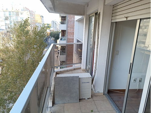 Alquiler Apartamento Monoambiente, Pocitos. Cocina Definida Y Terraza