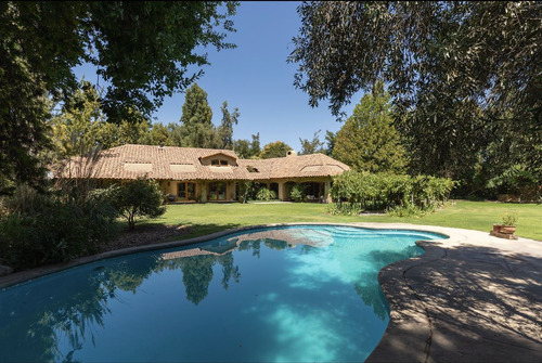 Casa Chilena Venta De 6 Dorm., 5.200mts2, Piscina, En Colina