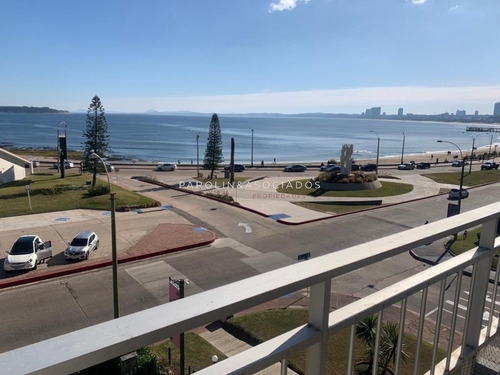 Departamento De 1 Dormitorio Y Medio Frente Al Mar, Punta Del Este