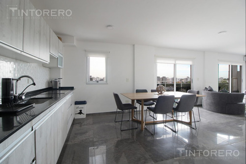 Departamento En Venta De 4 Ambientes Con Balcón Aterrazado Y 3 Cocheras Cubiertas En Morón.
