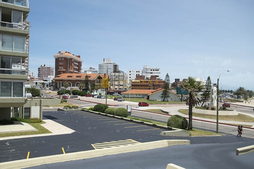 Malecon Iii, Playa Mansa, Vista Plena A La Bahía De Punta Del Este- Ref: 3808