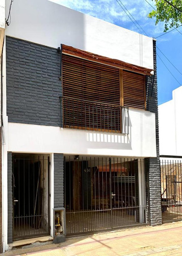 Casa En Venta - 4 Dormitorios 5 Baños - Cochera - 210mts2 - La Plata