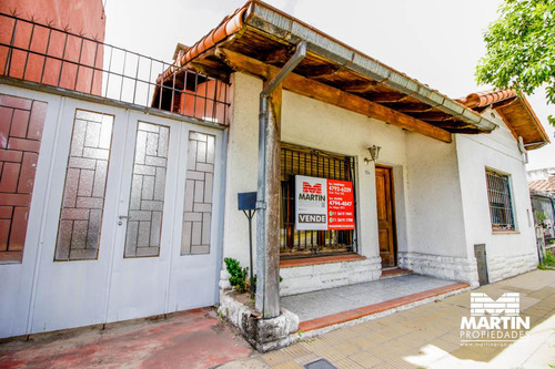 Casa En Venta En Martinez 3 Ambientes Con Jardín. Apto Crédito. A 3 Cuadras Del Hipódromo.