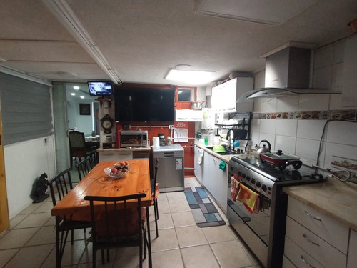 Casa De Dos Pisos De Tres Dormitorios Barrio Residencial
