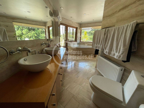 Linda Casa En Venta De 5 D En Cond. Refugios Del Arrayán