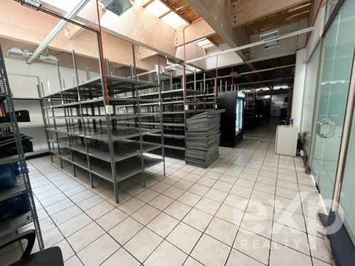 Gran Local Comercial En Av. Las Condes