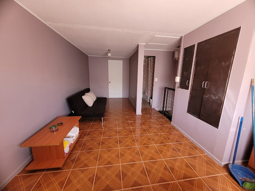 Casa Con Amplios Espacios, En Pasaje Cerrado