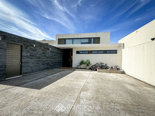 Casa En Venta De 4 Dorm. En Lo Barnechea