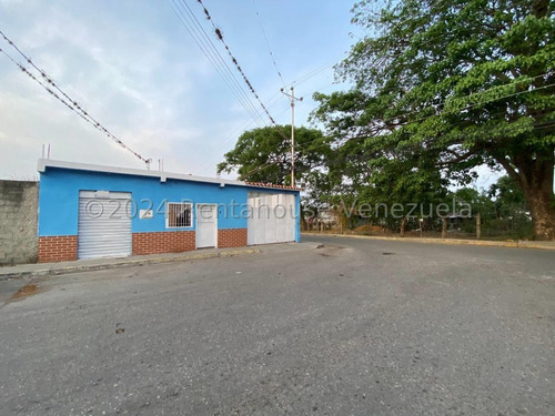 Gisselle Lobo Vende Fabulosa Casa En Esquina Ubicada En Cabudare, Con Local Comercial, - 2 4 2 4 0 1 2- Ideal Para Desarrollar Cualquier Tipo De Negocio, De Platabanda, Facil Acceso A Transporte.