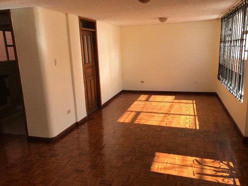 Imagen 11 de 18 de Hermoso Departamento Independiente En Quito - Sector Norte - Muy Bien Ubicado Y Accesible A Todo Servicios. Excelente Ubicación !!!